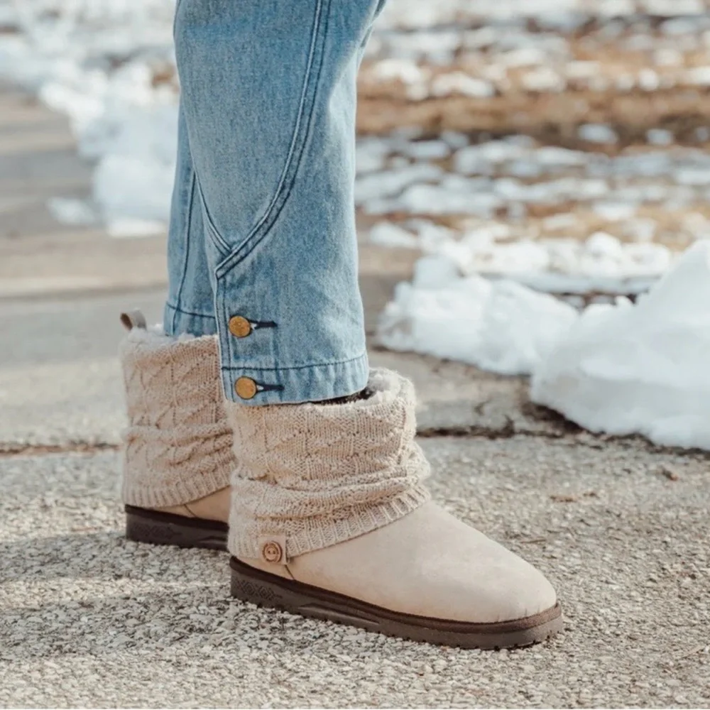 Muk Luks‎ Essentials Women Boots 6W Beige Knit Winter Suede Water Resistant Cozy
